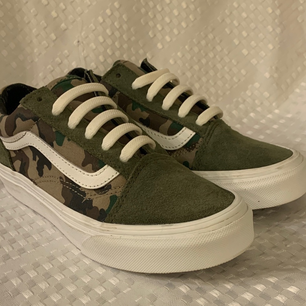Vans kid’s low rise green camouflage sneakers, size 1.5.